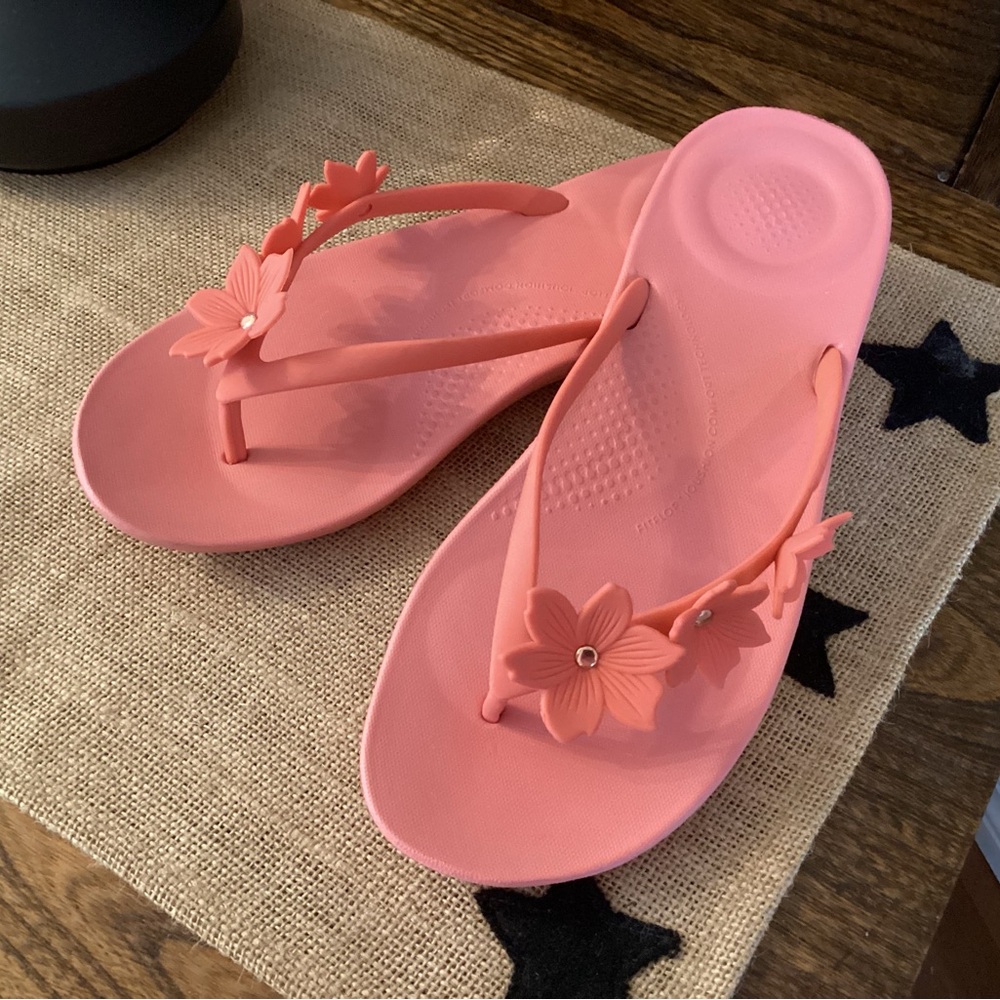 Fitflop Women’s Floral Flip Flops. Size 39.   B4